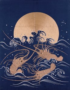 Ein japanisches besticktes Textilpanel aus dunkelblauem Satin, das drei Krebse unter Wellen vor einer aufgehenden Sonne darstellt