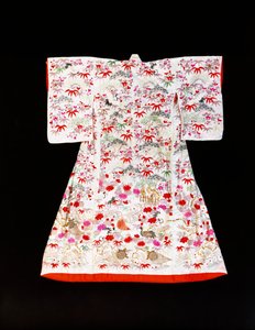 Ein Furisode aus weißem Seidendamast, schabloniert mit Bambusblättern und Pflaumenblüten