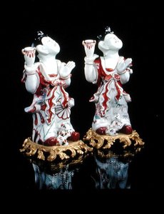 Ein Paar Imari-Figuren chinesischer Jungen (Karako) auf europäischen Ormolu-Basen, ca. 1700 von Japanese School