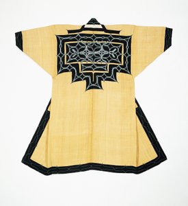 Zeremonialrobe (Attush) der Ainu-Bevölkerung mit traditionellen Ainu-Motiven, Kettenstichstickerei, Ulmenrinden, Wolle und Baumwolle von Japanese School