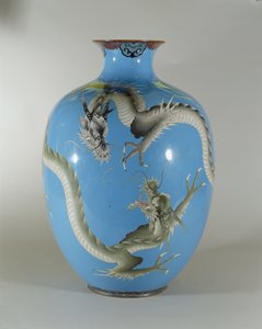 Emaillierte Vase, dekoriert mit einem Paar Drachen, Japanisch von Japanese School