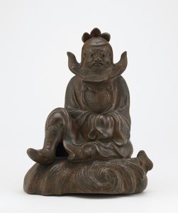 Figur von Shoki, dem Dämonenbezwinger, sitzend auf einem Felsen, Imbe, Okayama-Präfektur, Edo-Zeit oder Meiji-Ära