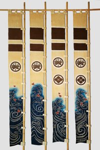Vier Banner (nobori) mit Motiven von Regenpfeifern in Wellen, Familienwappen, Bambus, Blume in Kreisen, Baumwolle, gefärbt in Reserve mit Reisstärke und Indigo-Tauchbad mit Pigmenten und Tinte, japanische Zivilisation, Meiji-Taisho-Periode von Japanese School