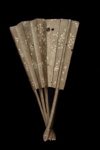 Hängende Vase in Form eines Fächers, Präfektur Kumamoto, Edo-Periode von Japanese School