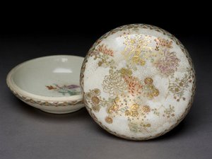 Räucherdose mit Chrysanthemen und geometrischen Mustern, 19. Jahrhundert