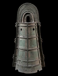 Japanische Kunst: Dotaku (Bronzeglocke)