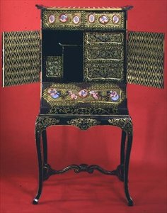 Japanischer Schrank mit Emaille-Einlagen, offen