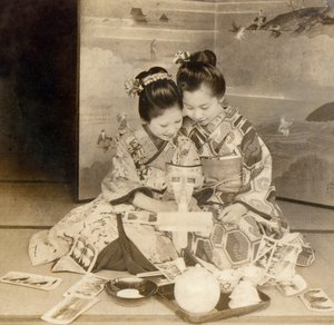 Japanische Mädchen mit Stereoskop und stereografischen Karten, 1899 von Japanese School