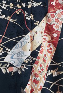 Kimono Furisode (weite Ärmel), getragen von jungen unverheirateten Frauen bei eleganten Anlässen und Maiko (Geisha-Schülerin), Seide mit Blumen- und Pflanzenmotiven, schwebende Paneele, Detail, Kaga-Yuzen-Färbung, Tokamachi-Webereien, japanische Zivilisati