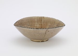 Kyoto-Servierschale in Form eines Seggenhutes, mit Markierung "Kiyomizu", Individualservierschale (mukozuke), spätes 17. Jahrhundert von Japanese School