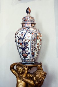 Große japanische Vase mit Deckel aus der Edo-Zeit, Genroku-Ära. 1688-1703. Wohnungen von Maria Brignole-Sale De Ferrari, Herzogin von Galliera (1811-1888), Möbel aus dem Hotel Matignon, ihrer Pariser Residenz. Palazzo Rosso, Genua von Japanese School
