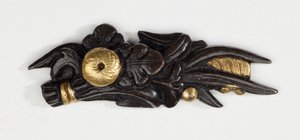 Menuki, oder Griffverzierung, in Form eines Blumenarrangements (Kupfer-Gold-Legierung mit Vergoldung) von Japanese School