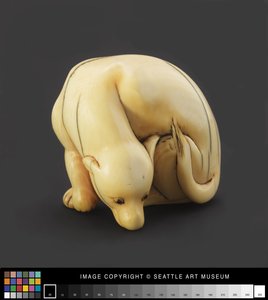 Netsuke modelliert als liegender Hund, frühes 19. Jahrhundert