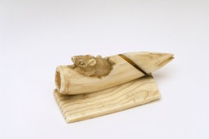 Netsuke einer Maus, die aus einem Bambusspross hervorkommt