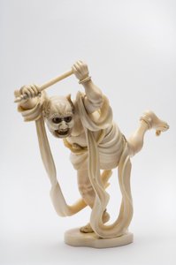 Okimono in Form eines Dämons mit einem Stock von Japanese School