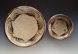 Platten dekoriert mit Umanomezara (Kreise mit Pferdeaugenmuster), späte 18. Jahrhundert-frühes 19. Jahrhundert, Emaille-Steinzeug, hergestellt in Seto, Durchmesser 21,5 cm und 34,5 cm, japanische Zivilisation, Edo-Periode von Japanese School