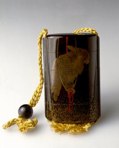 Kleine Lackdose, die einen Papagei darstellt, verwendet von den Japanern als Tasche, die sie am Gürtel oder an den Ärmeln des Kimonos befestigten. Spätes 18. Jahrhundert. Privatsammlung
