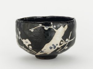 Teeschale mit Design eines blühenden Pflaumenbaums, Kyoto, Kyoto-fu, Edo-Periode von Japanese School