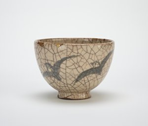 Teeschale mit Design von Regenpfeifern, Kyoto-verwandte Ware, Mitte des 19. Jahrhunderts