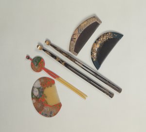 Zwei Sets von Haarnadeln und Kämmen, 18. oder 19. Jahrhundert, Edo-Periode (Lack) von Japanese School