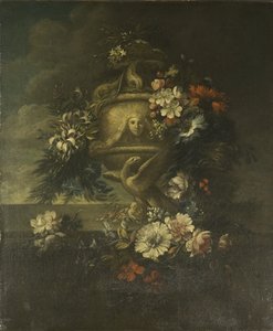 Blumen in einer skulptierten Vase