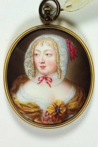 Eine Dame in orangefarbenem Mieder über einer weißen Spitzenchemise von Jean (circle of) Petitot