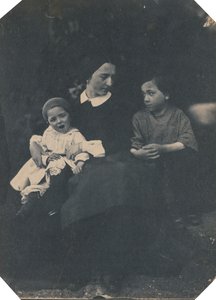 Mutter mit zwei Kindern