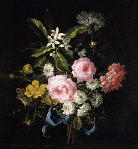Blumenstrauß aus Kamille, Rosen, Orangenblüten und Nelken, mit einem blauen Band gebunden