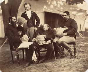 Gruppenporträt im Lager des Generalgouverneurs, L-R: Maj Jones, Mr. Walters, Der Gouverneur von Jean Baptiste Oscar Mallitte
