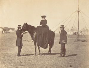 [Lady Canning auf ihrem schwarzen Araber und Lord Clyde, Oberbefehlshaber]