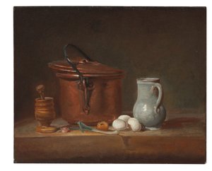 Ein Kupfertopf, ein Mörser und Stößel, ein Krug, eine Schalotte, Eier und eine Zwiebel auf einem Regal