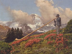 Schweiz: Ein Alphornbläser, die Jungfrau im Hintergrund