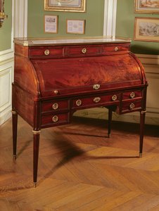 Louis XVI Zylinderaufsatz Mahagoni-furniertes Bureau mit vergoldeten Bronzeverzierungen, Carrara-Marmorplatte flankiert von Kandelabern