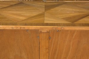 Schrank, ca. 1925 (Holz) von Jean Michel Frank