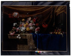 Ein Stillleben mit einem Korb voller Blumen und einem Haufen Früchte auf einem skulptierten Steintisch von Jean Picart