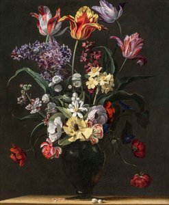 Tulpen, Lilien, Narzissen, Flieder und andere Blumen in einer Glasvase auf einem Holzvorsprung von Jean Picart