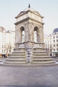 Frankreich, Paris, Fontaine des Innocents, steinerner Brunnen mit Stufen