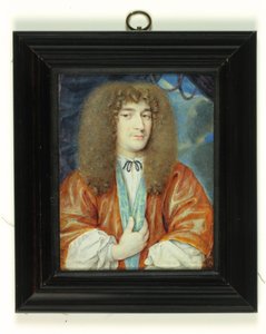 Ein Gentleman im weißen Hemd und orangefarbenem Gewand mit blauem Seidenfutter, lange hellbraune Perücke