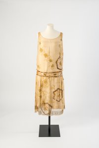 Gelbes Seidenchiffon-Abendkleid bestickt mit gelber Flossenseide, Pailletten, Glasperlen und gelben Brillanten, um 1926