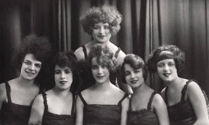 Eine Tanz- oder Theatergruppe, ca. 1900-1929 von Jerome Ltd