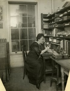 Beals in ihrem Studio, ca. 1912-18