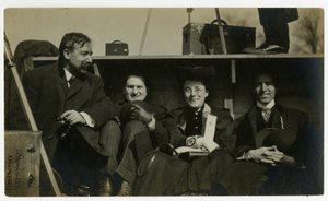 Beals im Urlaub auf der Rückseite eines Autos von Jessie Tarbox Beals