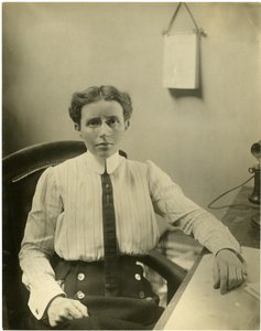 Dr. Josephine Baker, Leiterin der Abteilung für Kinderhygiene des Gesundheitsamtes von New York, überwacht die Gesundheit von mehr Kindern als jede andere Frau der Welt von Jessie Tarbox Beals