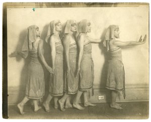 Vorbereitung auf ein Dorffest im Liberal Club, New York, USA, ca. 1905-40