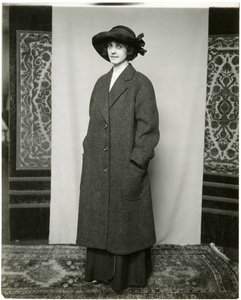 Grauer Mantel, Arnold & Constable, ca. 1905-18 von Jessie Tarbox Beals
