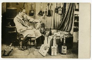 Große grelle Farbflecken auf einer Holzkiste und Bobby Edwards in seinem Dachboden unter den Sternen, Ukulelen schaffend, Greenwich Village, New York, USA von Jessie Tarbox Beals
