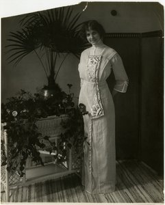 Grauer türkischer Stoff mit schwarzer und weißer Stickerei, Lord & Taylor, ca. 1905-18 von Jessie Tarbox Beals