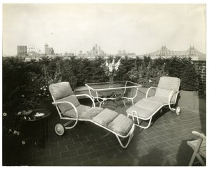 Frau Alice Woodward Rhinehardt, 400 E 52 St, New York, USA, ca. 1905-40 von Jessie Tarbox Beals