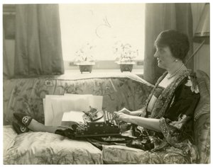 Mrs. Emily Post, Autorin von Etikette, um 1926-28 von Jessie Tarbox Beals