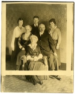 Die alte Dame ist Mrs. Lyman James, Schwester von Marshall Field, ca. 1905-28 von Jessie Tarbox Beals